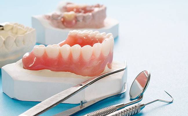 Smelte titel protektor Kunstige Tænder → Se info & priser: Forlorne tænder / på bøjle